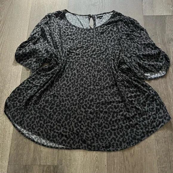 Torrid Leopard Print Ruched Sleeve Crepe Keyhole Back Blouse Size 5X - Picture 4 of 11